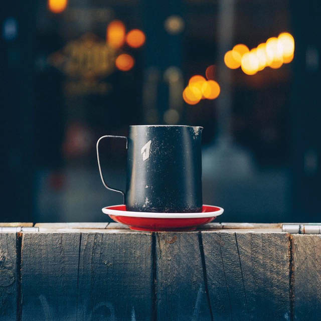 Топлото мляко е съществена част от Flat White.