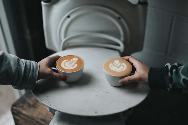 Flat White с изкуство на лалета.