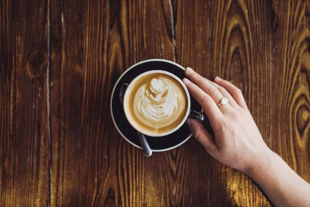 Lattes обикновено са по-големи и съдържат по-малко кафе, отколкото Flat White.